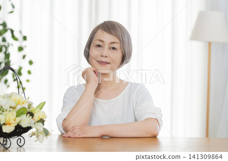 Senior women enjoying themselves in the living room Senior women enjoying themselves in the living room 141309864