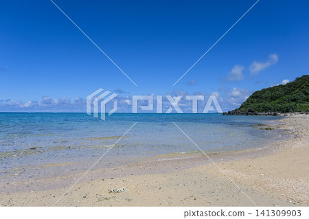 久米島的荒海灘,鮮少有人。 久米島的荒海灘,鮮少有人。 141309903