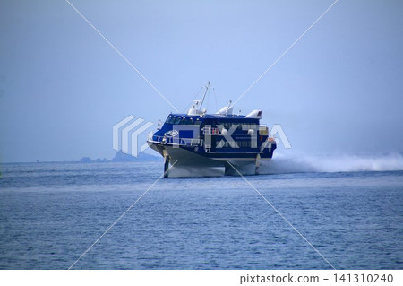 A jetfoil speeds along on its wings, exhilarating as it enters Atami Port. A jetfoil speeds along on its wings, exhilarating as it enters Atami Port. 141310240