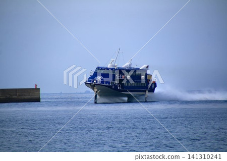 A jetfoil speeds along on its wings, exhilarating as it enters Atami Port. 141310241