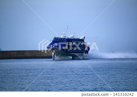 A jetfoil speeds along on its wings, exhilarating as it enters Atami Port. A jetfoil speeds along on its wings, exhilarating as it enters Atami Port. 141310242
