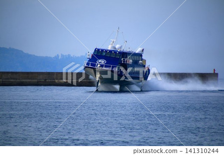 A jetfoil speeds along on its wings, exhilarating as it enters Atami Port. A jetfoil speeds along on its wings, exhilarating as it enters Atami Port. 141310244