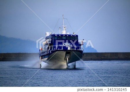 A jetfoil speeds along on its wings, exhilarating as it enters Atami Port. A jetfoil speeds along on its wings, exhilarating as it enters Atami Port. 141310245