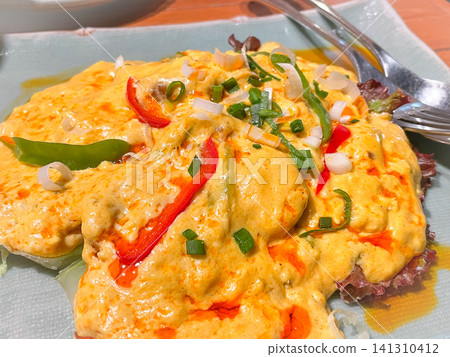 Thai food - Kung Nim Pad Pong Curry (stir-fried shrimp and egg curry) Thai food - Kung Nim Pad Pong Curry (stir-fried shrimp and egg curry) 141310412