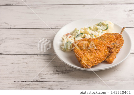 馬鈴薯沙拉和炸竹莢魚 馬鈴薯沙拉和炸竹莢魚 141310461