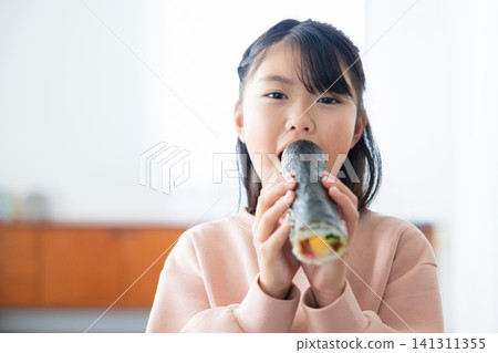Family to eat Ehomaki Family to eat Ehomaki 141311355