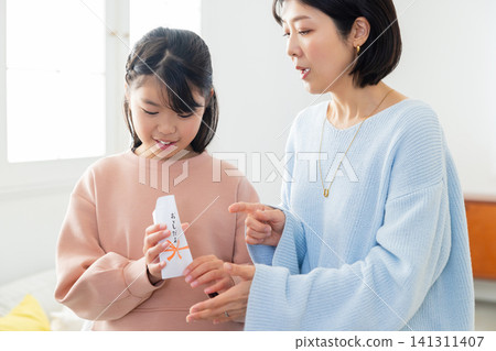小學生收到新年錢 小學生收到新年錢 141311407
