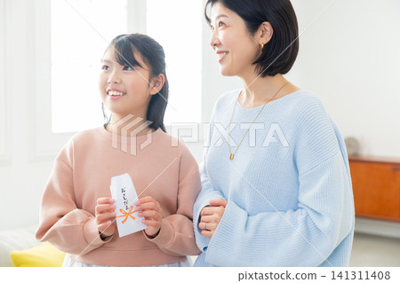 小學生收到新年錢 141311408