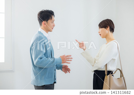 凝視彼此的夫婦 141311682