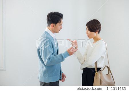 凝視彼此的夫婦 凝視彼此的夫婦 141311683
