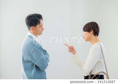 凝視彼此的夫婦 141311687