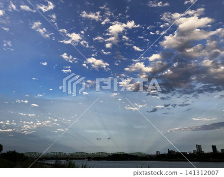 Anticrepuscular rays appearing behind the Arakawa railway bridge. Anticrepuscular rays appearing behind the Arakawa railway bridge. 141312007