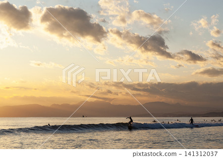 在湘南久根沼海灘,於夕陽星空下衝浪。 在湘南久根沼海灘,於夕陽星空下衝浪。 141312037