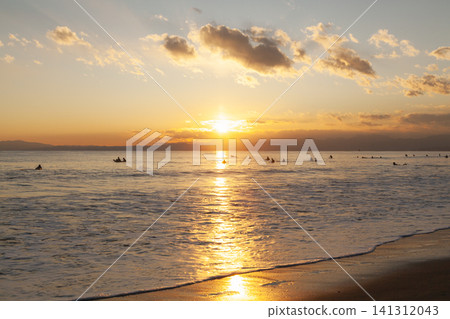 湘南久沼海灘:日落前美麗的海景和光線 湘南久沼海灘:日落前美麗的海景和光線 141312043