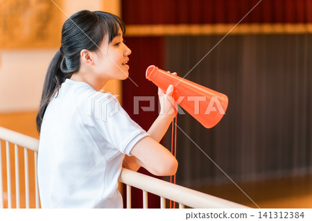 A female student in gym clothes cheering with a megaphone in the gym (cheer, cheer, do your best) A female student in gym clothes cheering with a megaphone in the gym (cheer, cheer, do your best) 141312384