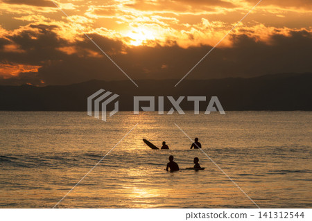 Shonan Kugenuma Beach: The sky before sunset and surfers Shonan Kugenuma Beach: The sky before sunset and surfers 141312544