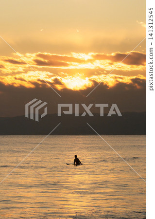 Shonan Kugenuma Beach: The sky before sunset and surfers Shonan Kugenuma Beach: The sky before sunset and surfers 141312545