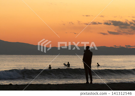 Shonan Kugenuma Beach: The sky after sunset and the silhouettes of people. 141312546