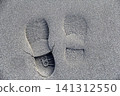 Image of footprints left on the beach 141312550