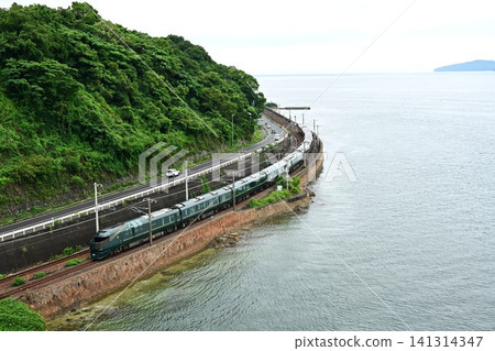 山陽本線,沿著瀨戶內海岸線運行,暮光特快水風號,從大畑橋上眺望。 山陽本線,沿著瀨戶內海岸線運行,暮光特快水風號,從大畑橋上眺望。 141314347