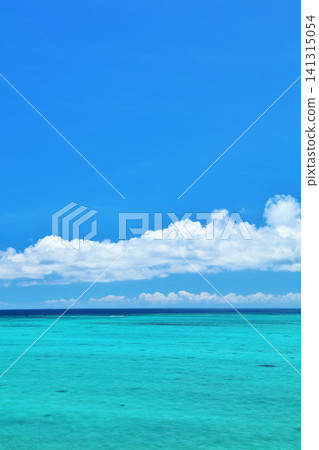 沖繩夏日的藍天和池間島的大海 沖繩夏日的藍天和池間島的大海 141315054