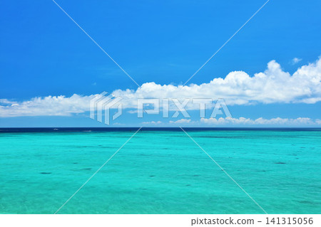 沖繩夏日的藍天和池間島的大海 沖繩夏日的藍天和池間島的大海 141315056