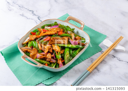 stir-fried tender pork slices with green chili peppers and red onions 141315093