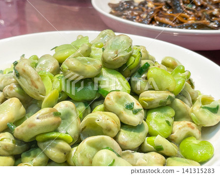 Authentic Chinese cuisine: Stir-fried broad beans with scallion oil. Authentic Chinese cuisine: Stir-fried broad beans with scallion oil. 141315283