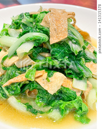 正宗中國菜:炒豆腐皮配粵式蔬菜 正宗中國菜:炒豆腐皮配粵式蔬菜 141315378