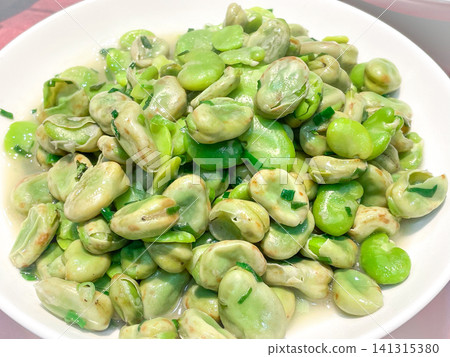 Authentic Chinese cuisine: Stir-fried broad beans with scallion oil. 141315380