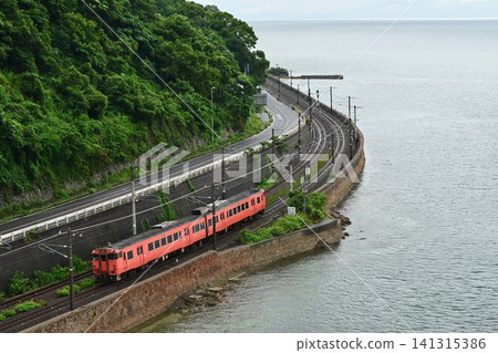 從大畑橋上俯瞰,一輛 KiHa 40 型柴油動車組正沿著山陽本線和瀨戶內海岸線行駛。 從大畑橋上俯瞰,一輛 KiHa 40 型柴油動車組正沿著山陽本線和瀨戶內海岸線行駛。 141315386