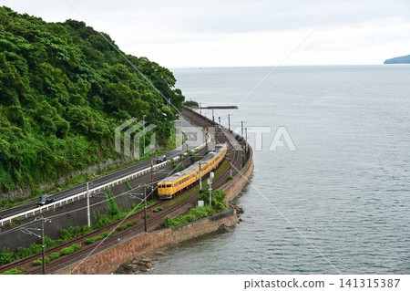從大畑橋上俯瞰，115系列車正沿著山陽本線（瀨戶內海岸線）行駛。 141315387