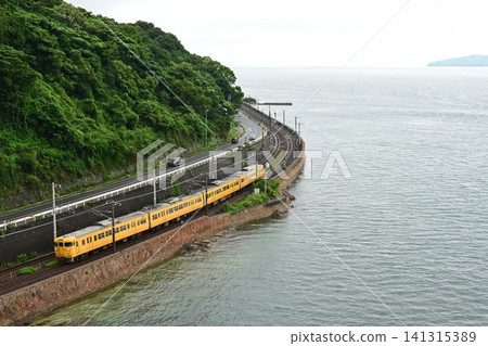 從大畑橋上俯瞰，115系列車正沿著山陽本線（瀨戶內海岸線）行駛。 141315389