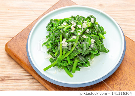stir Fried Panax Notoginseng Leaves with Minced Garlic Healthy Herbal Dish stir Fried Panax Notoginseng Leaves with Minced Garlic Healthy Herbal Dish 141316304