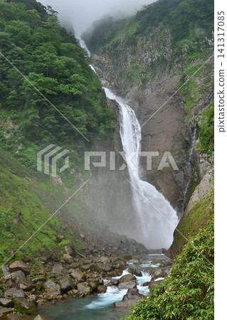 位於富山縣立山町的聖名瀑布,落差達 350 米,是日本最大的瀑布。 位於富山縣立山町的聖名瀑布,落差達 350 米,是日本最大的瀑布。 141317085