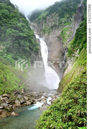 位於富山縣立山町的聖名瀑布，落差達 350 米，是日本最大的瀑布。 141317086
