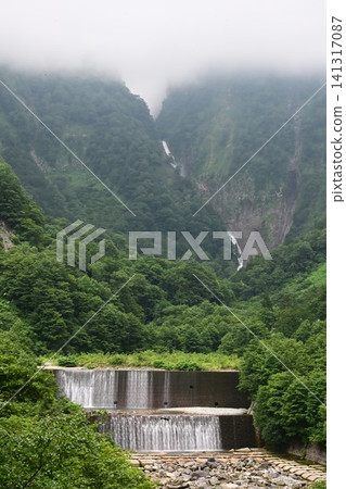 位於富山縣立山町的聖名瀑布,落差達 350 米,是日本最大的瀑布。 位於富山縣立山町的聖名瀑布,落差達 350 米,是日本最大的瀑布。 141317087