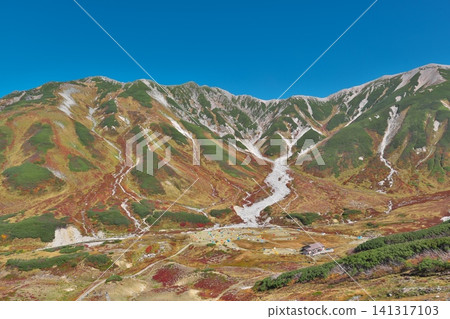 一張俯瞰立山山脈和雷鳥澤露營地的秋葉全景照片。 一張俯瞰立山山脈和雷鳥澤露營地的秋葉全景照片。 141317103