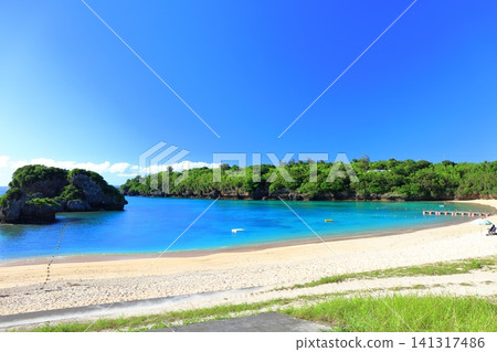 [Okinawa Prefecture] Ikei Beach under clear skies 141317486
