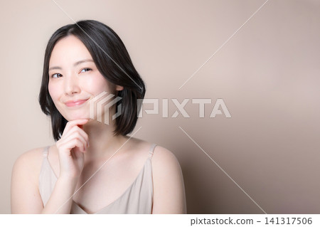 日本女性思考護膚和美容：自然肖像展現美麗肌膚的形象。 141317506