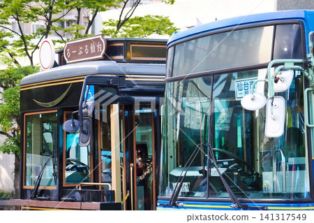 一列仙台市公車和從宮城縣出發的仙台觀光巴士。 一列仙台市公車和從宮城縣出發的仙台觀光巴士。 141317549