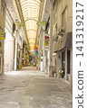 The arcade street of Yanagase Shopping District, a nostalgic scene on a quiet afternoon. 141319217