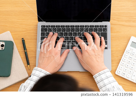 PC man at hand PC man at hand 141319596