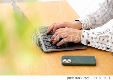 PC man at hand PC man at hand 141319601