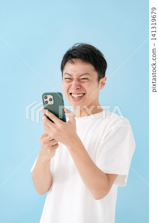 一個男人帶著微笑看著智能手機 141319679