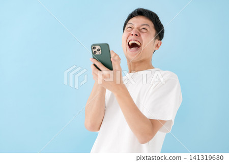 一個男人帶著微笑看著智能手機 141319680