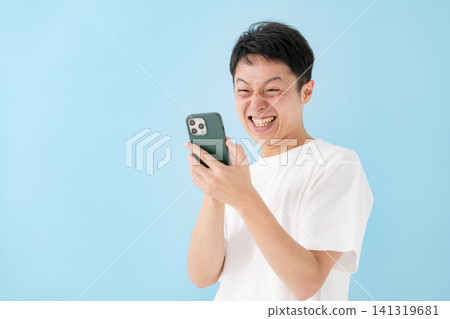 一個男人帶著微笑看著智能手機 141319681