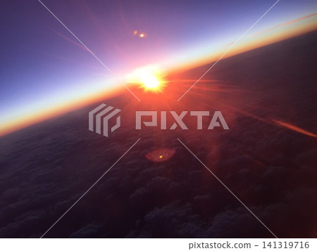 從飛機上看到的雲海和日出 從飛機上看到的雲海和日出 141319716