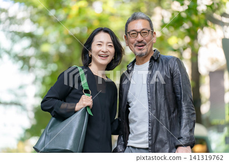 Couple shopping Couple shopping 141319762