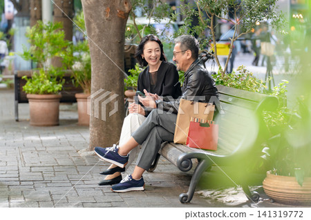 一對情侶在長椅上購物 141319772